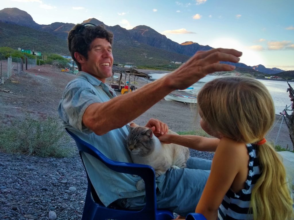 A friendly cat at the beach restaurant in Evaristo