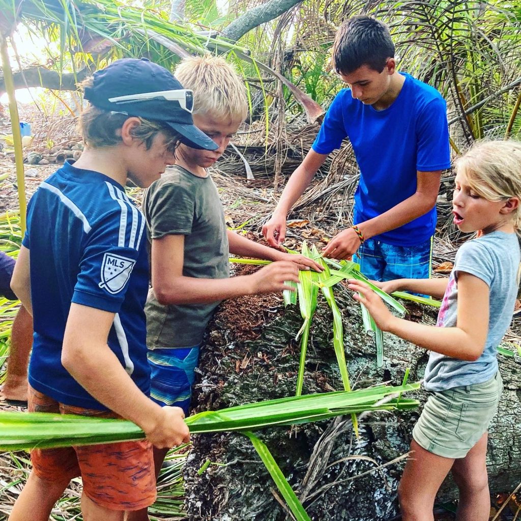 Fort building in Tahanea